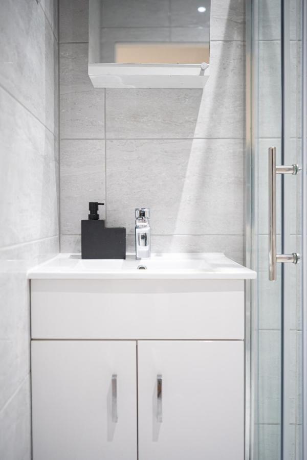 Studios With Ensuite Showers & Share Kitchens Prime Location Near Hospital, Town Center Apt 3 St Helens  Kültér fotó