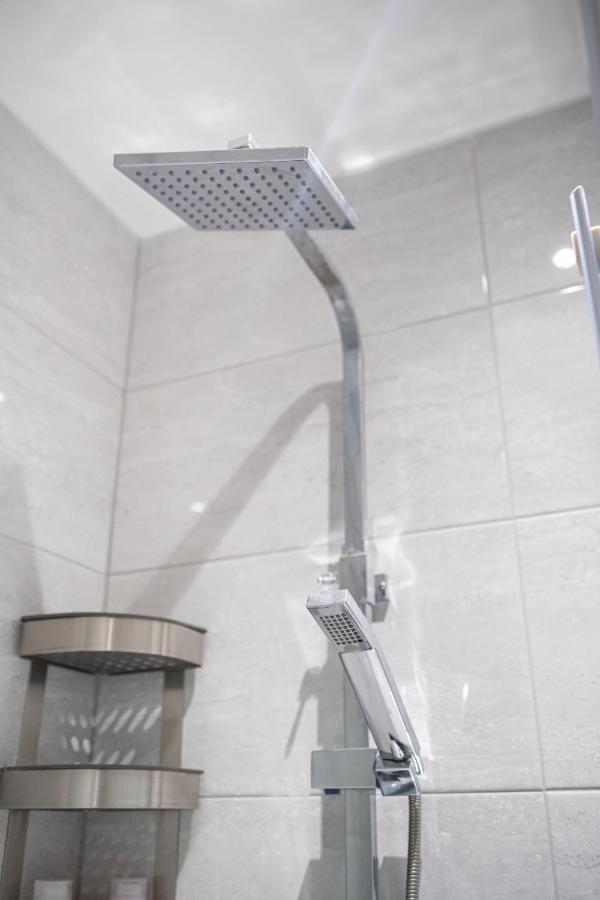 Studios With Ensuite Showers & Share Kitchens Prime Location Near Hospital, Town Center Apt 3 St Helens  Kültér fotó